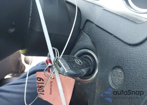 2010 Mercedes-Benz C 300 Luxury/Sport z USA, uszkodzony, nr VIN WDDGF5EB0AR086224